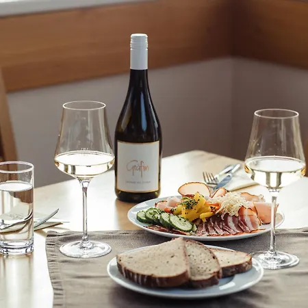 Weinblick & Weingut Grafinger Hotel Senftenberg